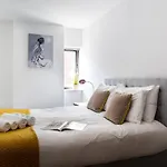 Modern Luxury Apartment, Sleeps 6, Best Location